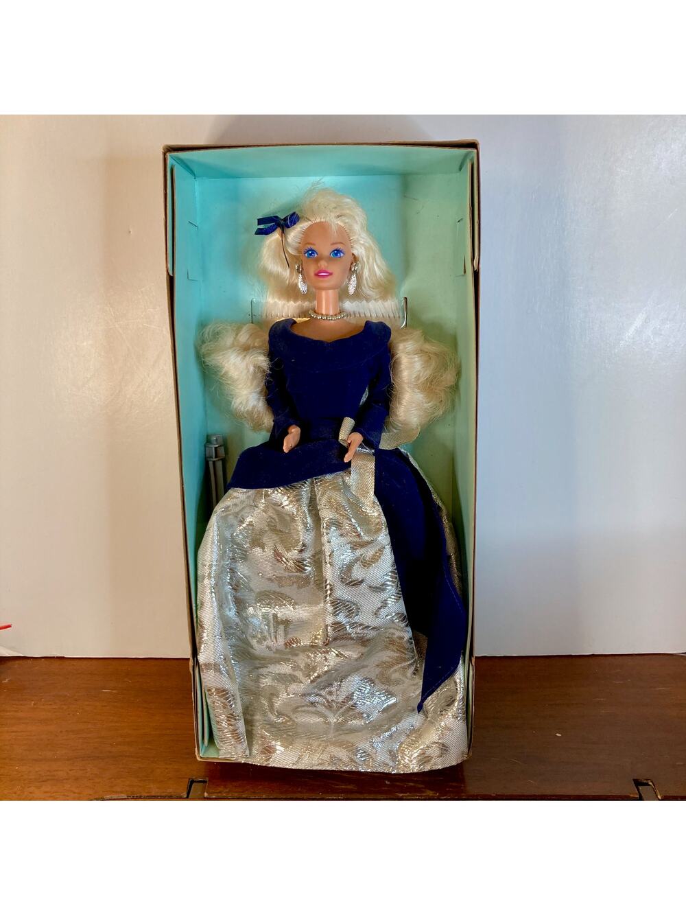 Y2K Mattel Barbie x AVON Winter Velvet Barbie #15571 (1995) NRFB